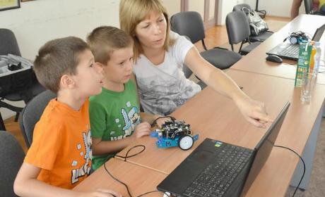 Osnovci zajedno s mamama učili programirati robote